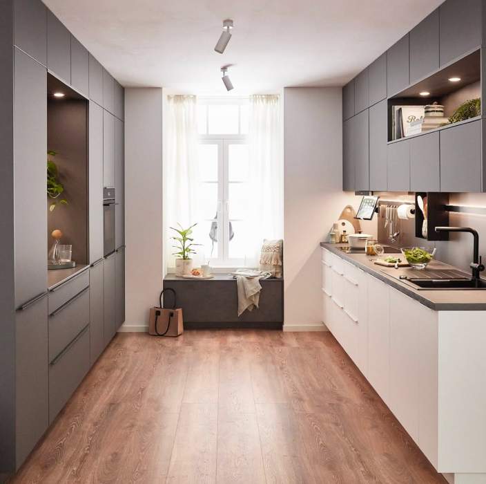 combinación colores cocina: cocina blanca y gris moderna